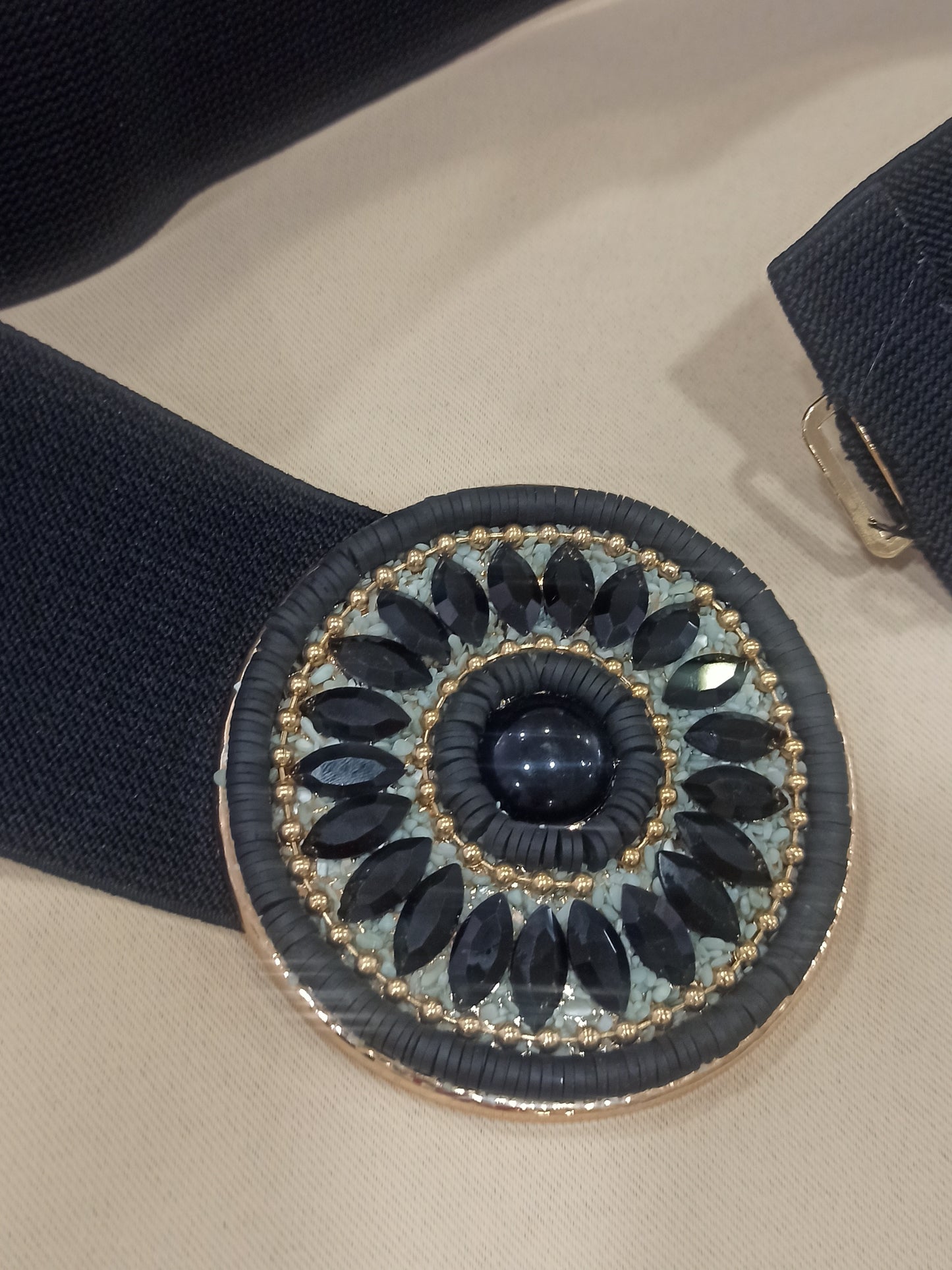 detalle cinturón negro fiesta hebilla pedreria