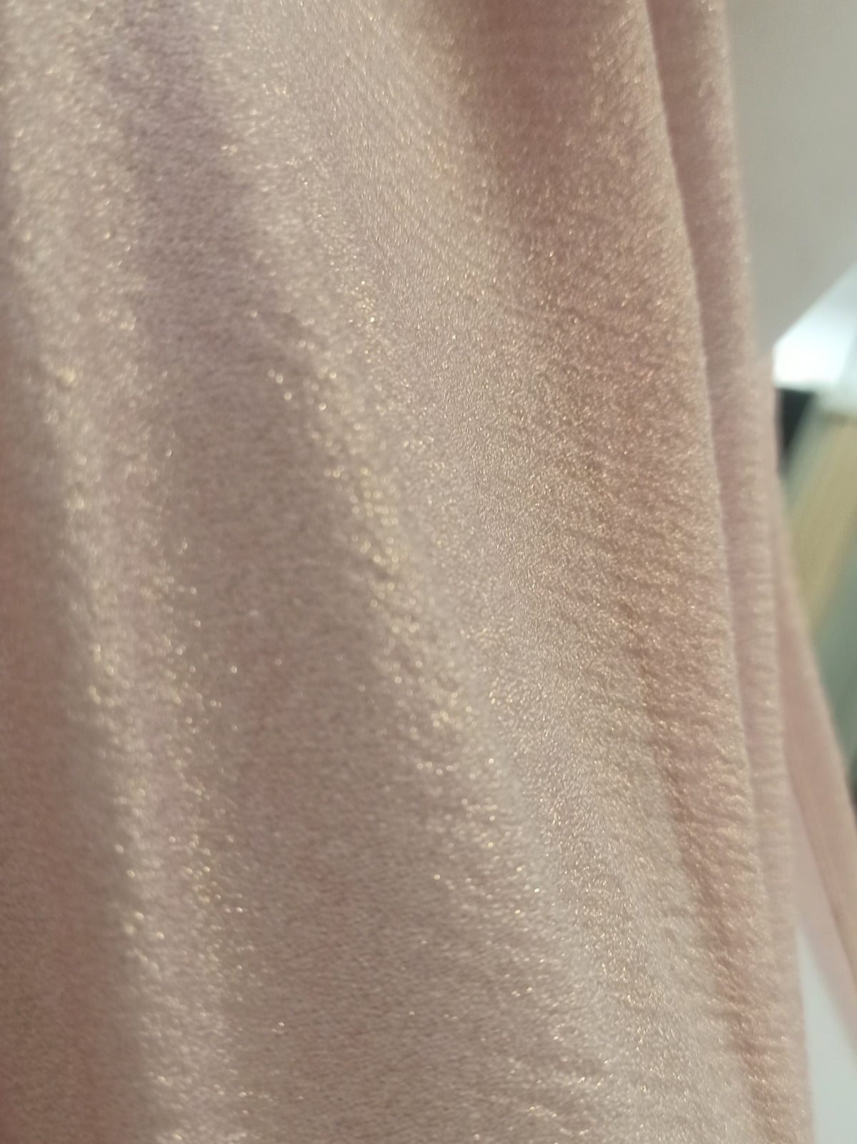 Detalle tejido rosa nude con brillo dorado