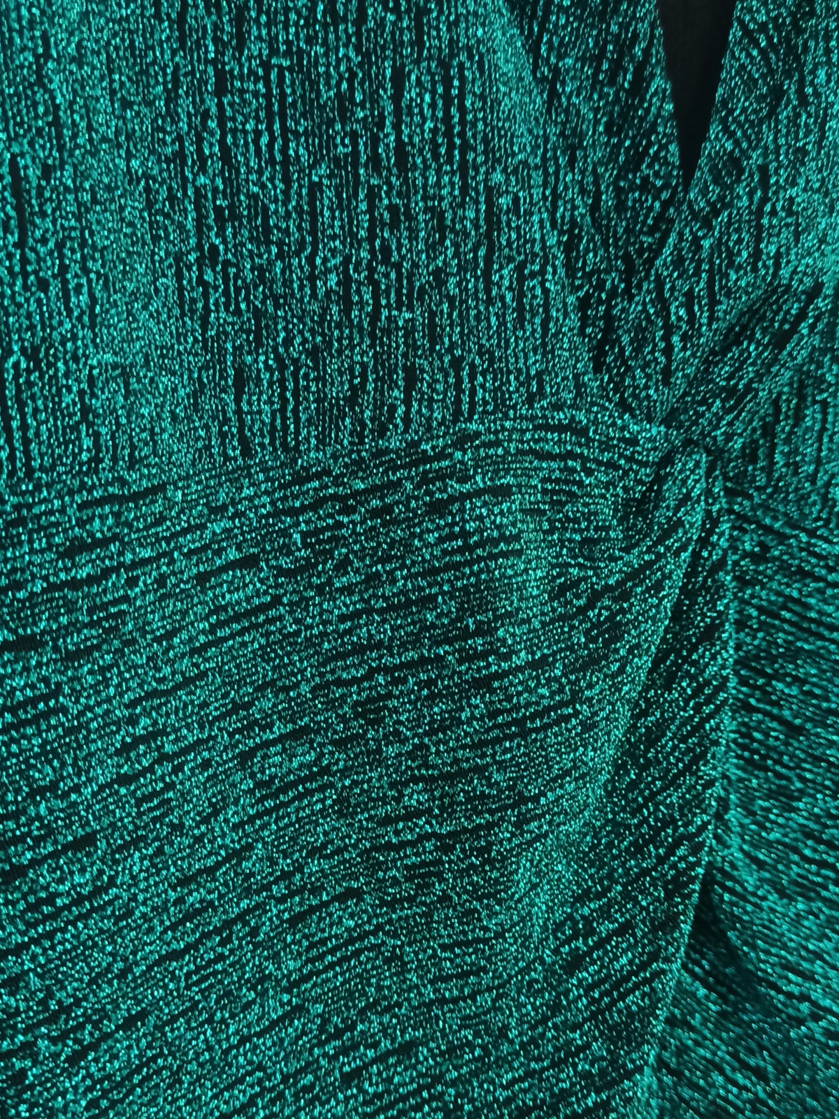 Detalle real del tejido verde de lurex elástico