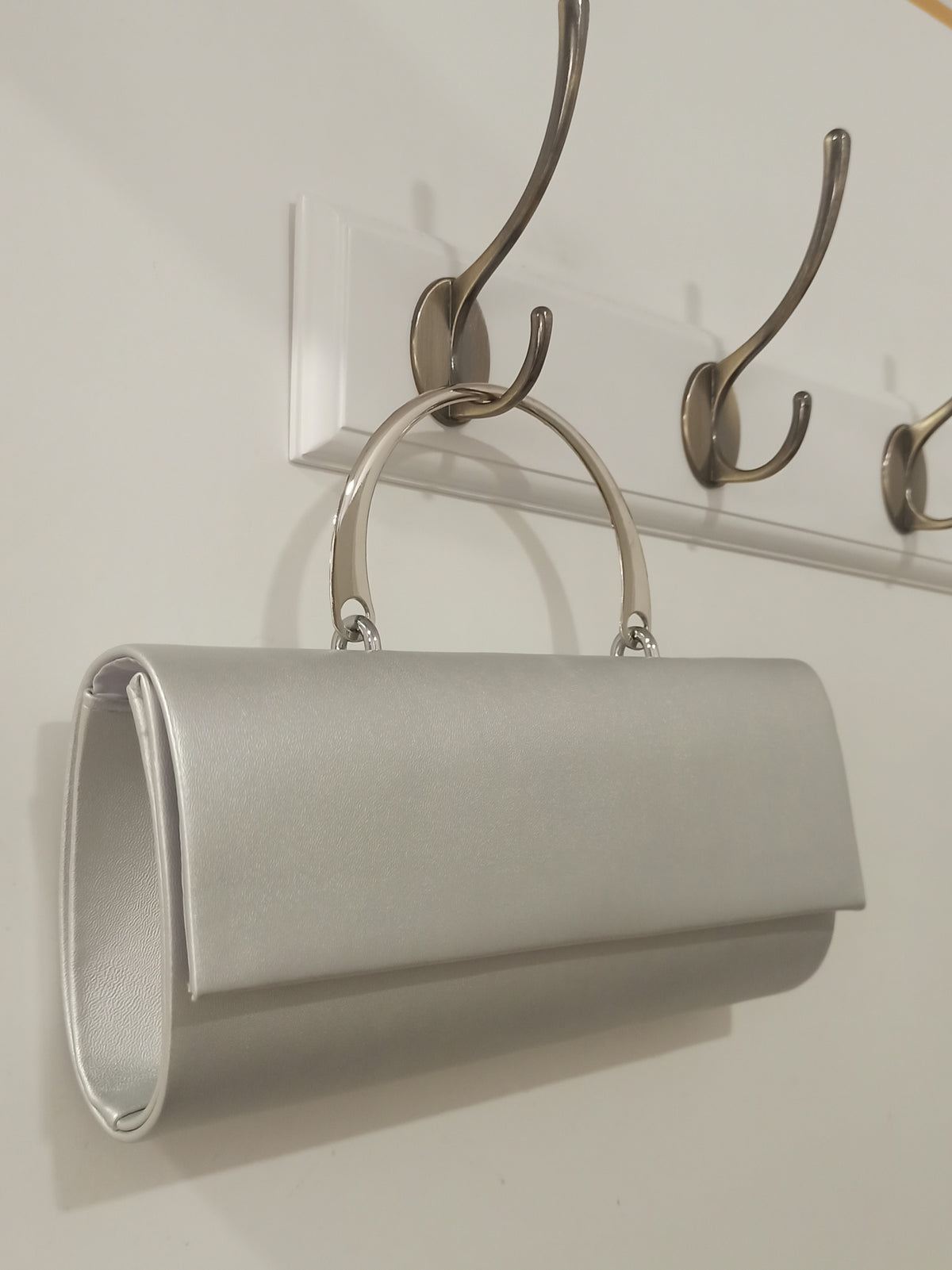Bolso de fiesta plateado con asa rígida