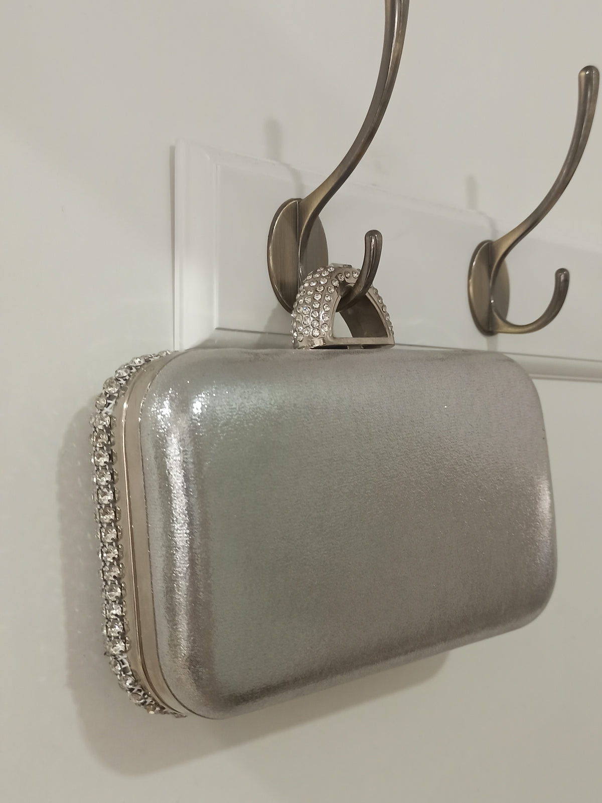 Clutch de fiesta plateado con pedrería