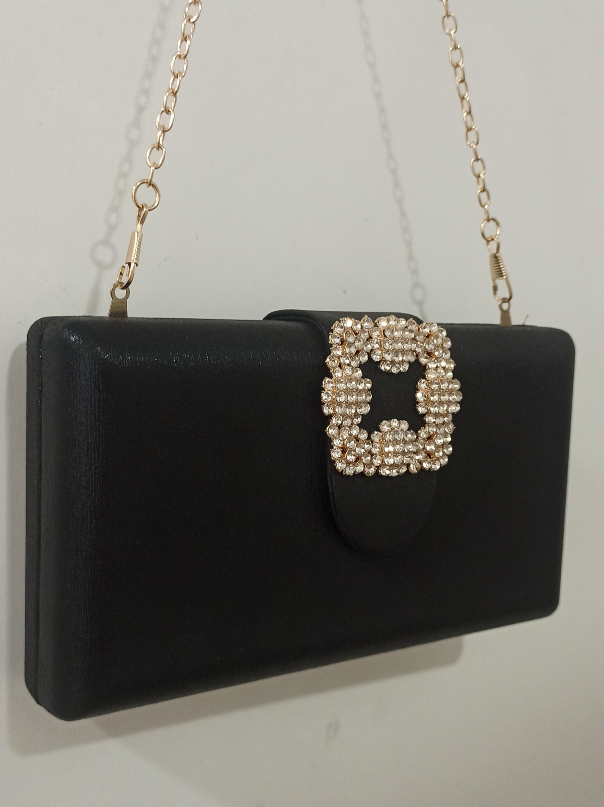 Bolso de fiesta negro con hebilla de brillantes
