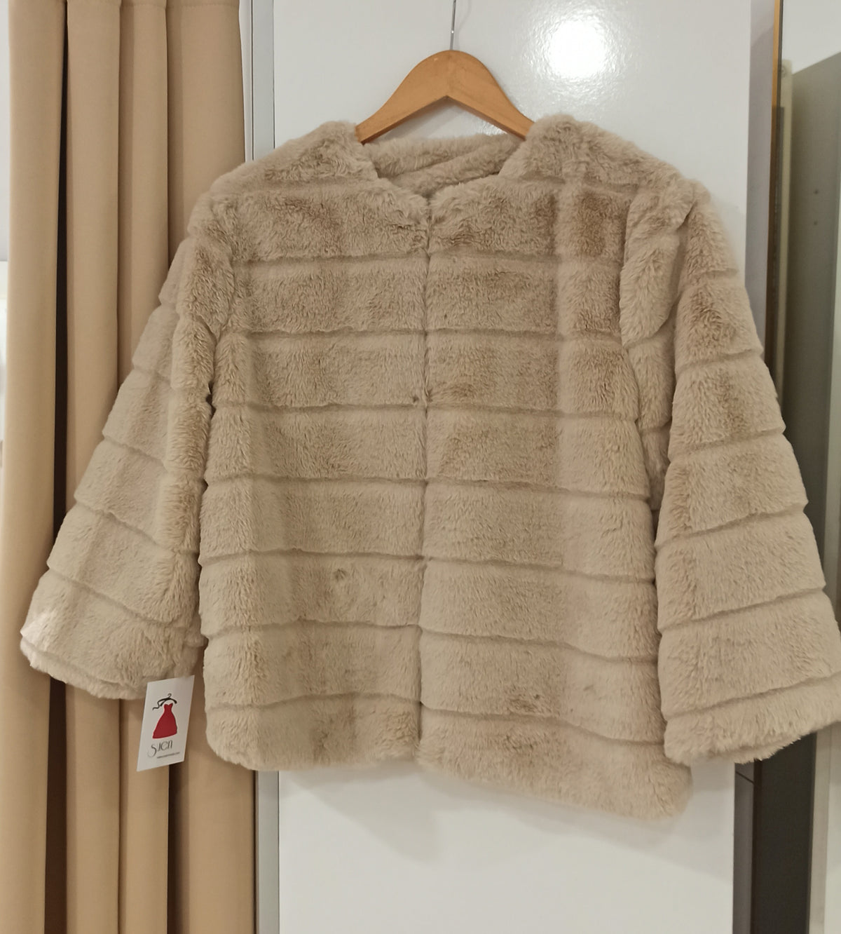 Chaqueta de pelo beige con franjas horizontales vista de frente