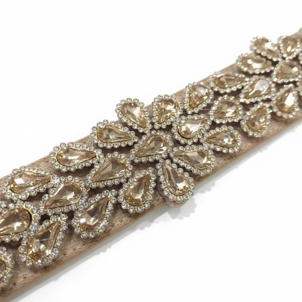detalle cinturon de pedrería dorado para vestidos de fiesta