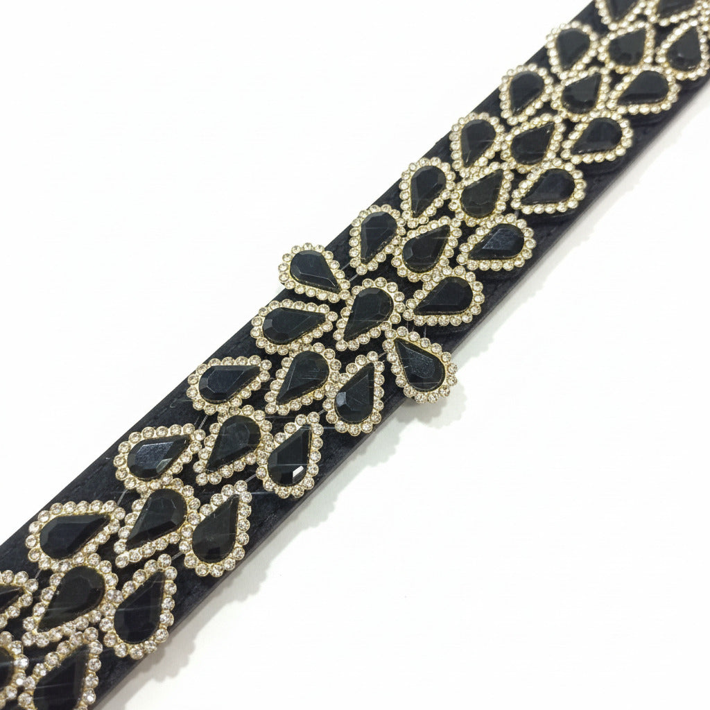 Detalle Cinturón de fiesta elegante con pedrería negra para vestidos y monos
