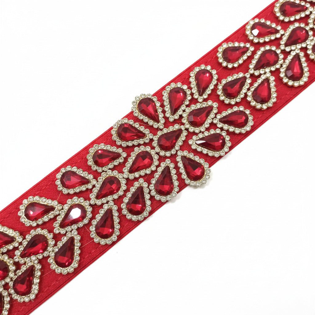 detalle cinturón fiesta elegante rojo de pedrería en forma de flor