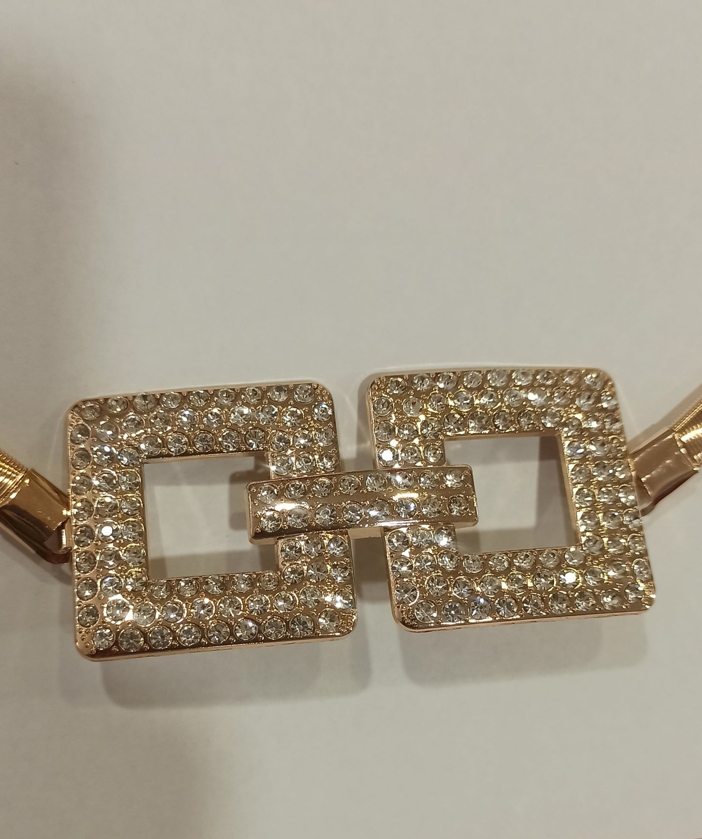 Cinturón Elástico Dorado con Hebilla de Strass