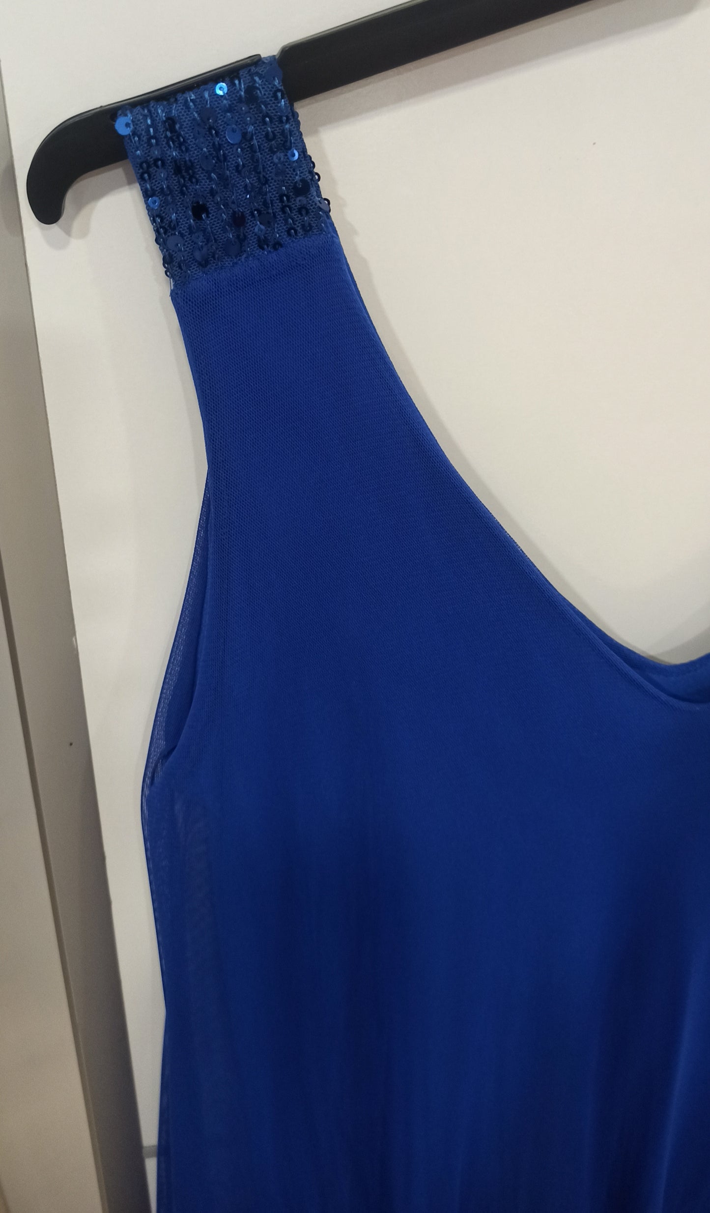 Mono Elegante Bajul-Tirantes con Lentejuelas y Capa de Tul