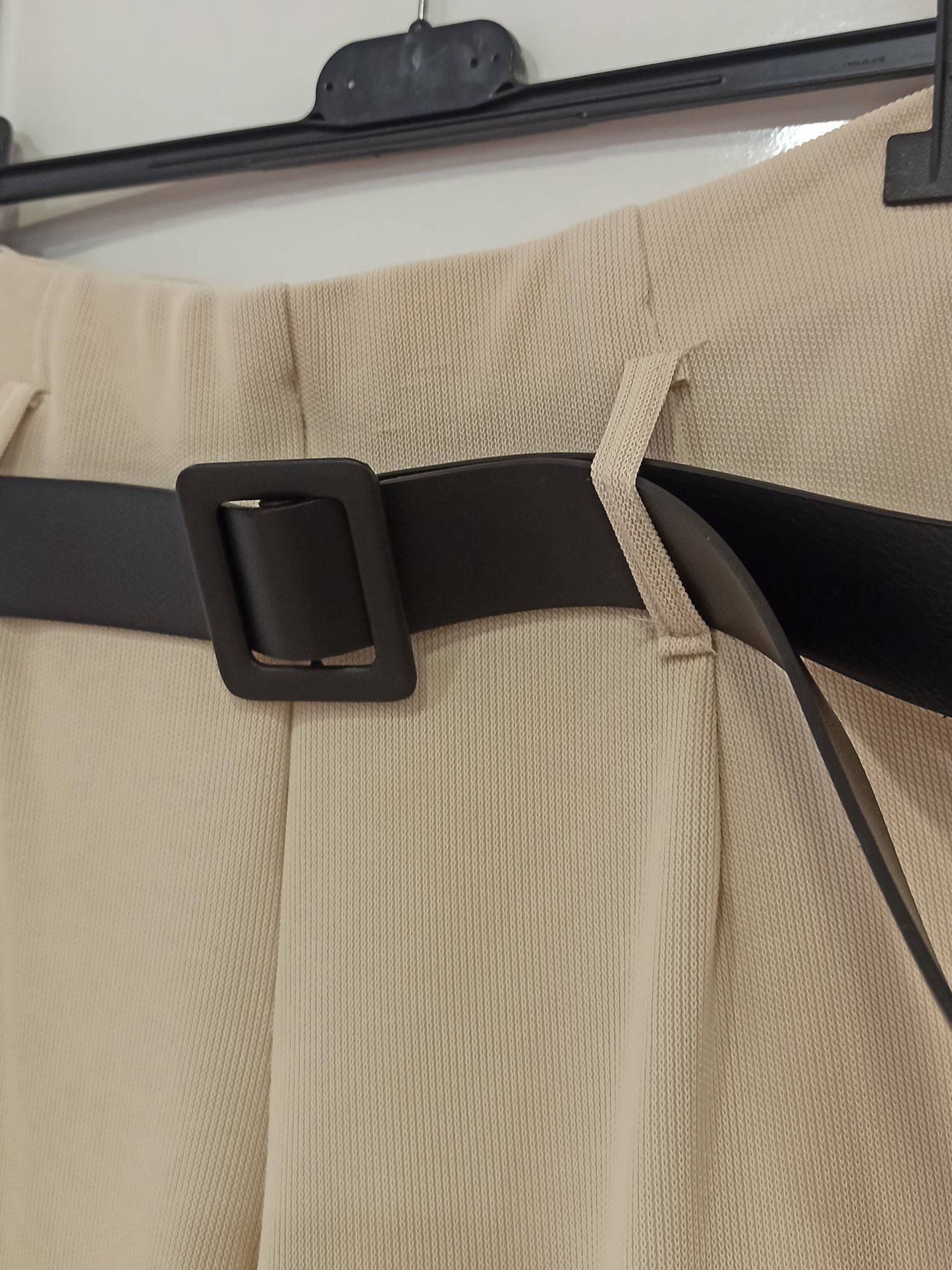 Pantalón con Cinturón Elegante