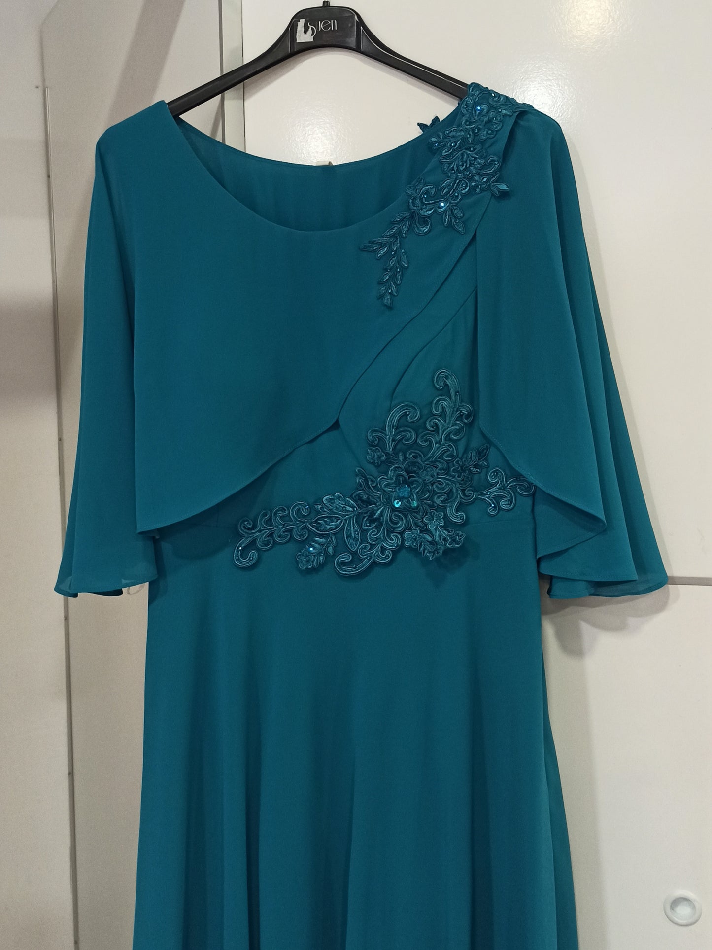 escote vestido para madrina midi con capa turquesa