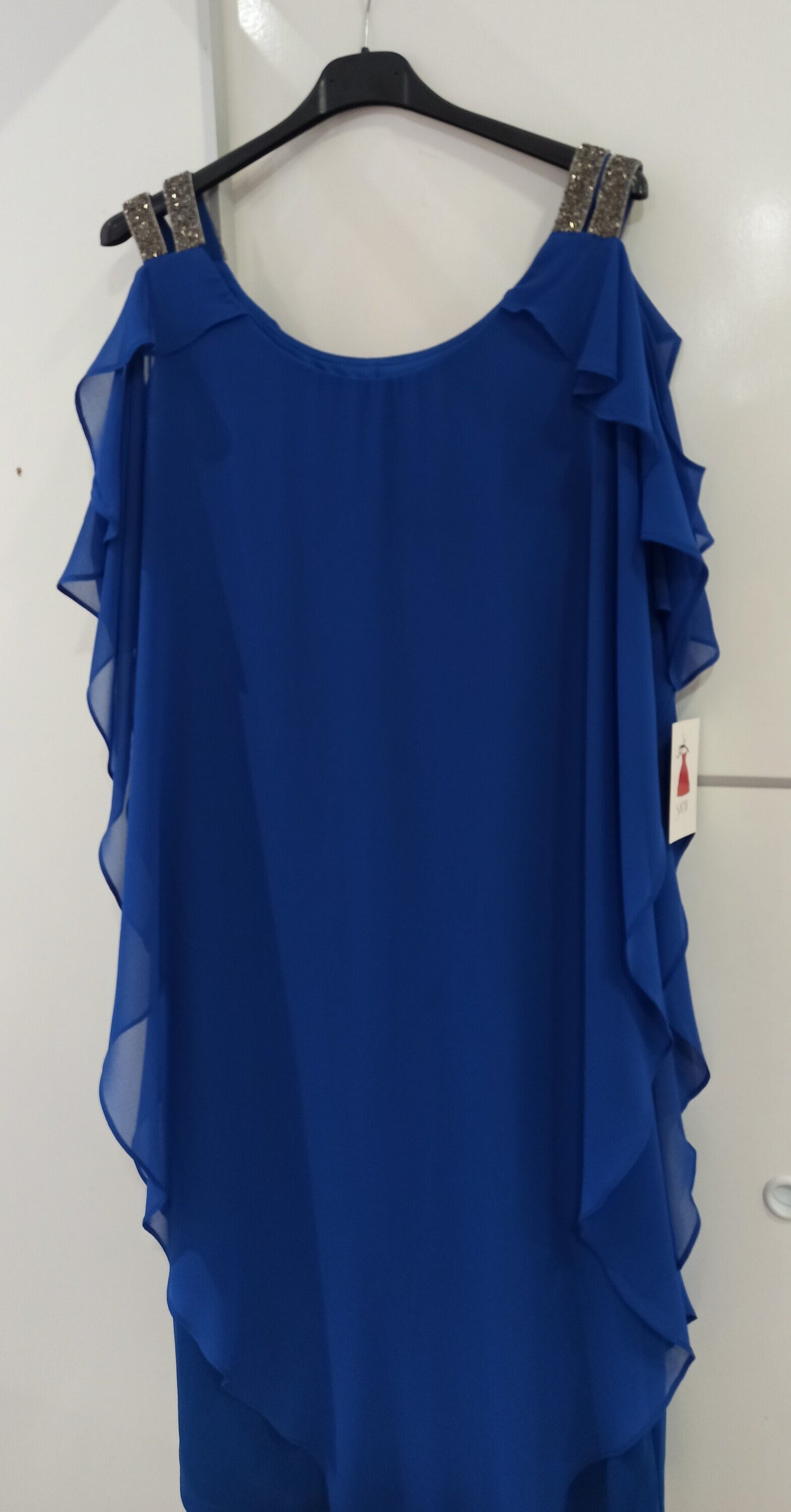 Vestido invitada boda de día azul con capa de volantes elegante-Vista en percha