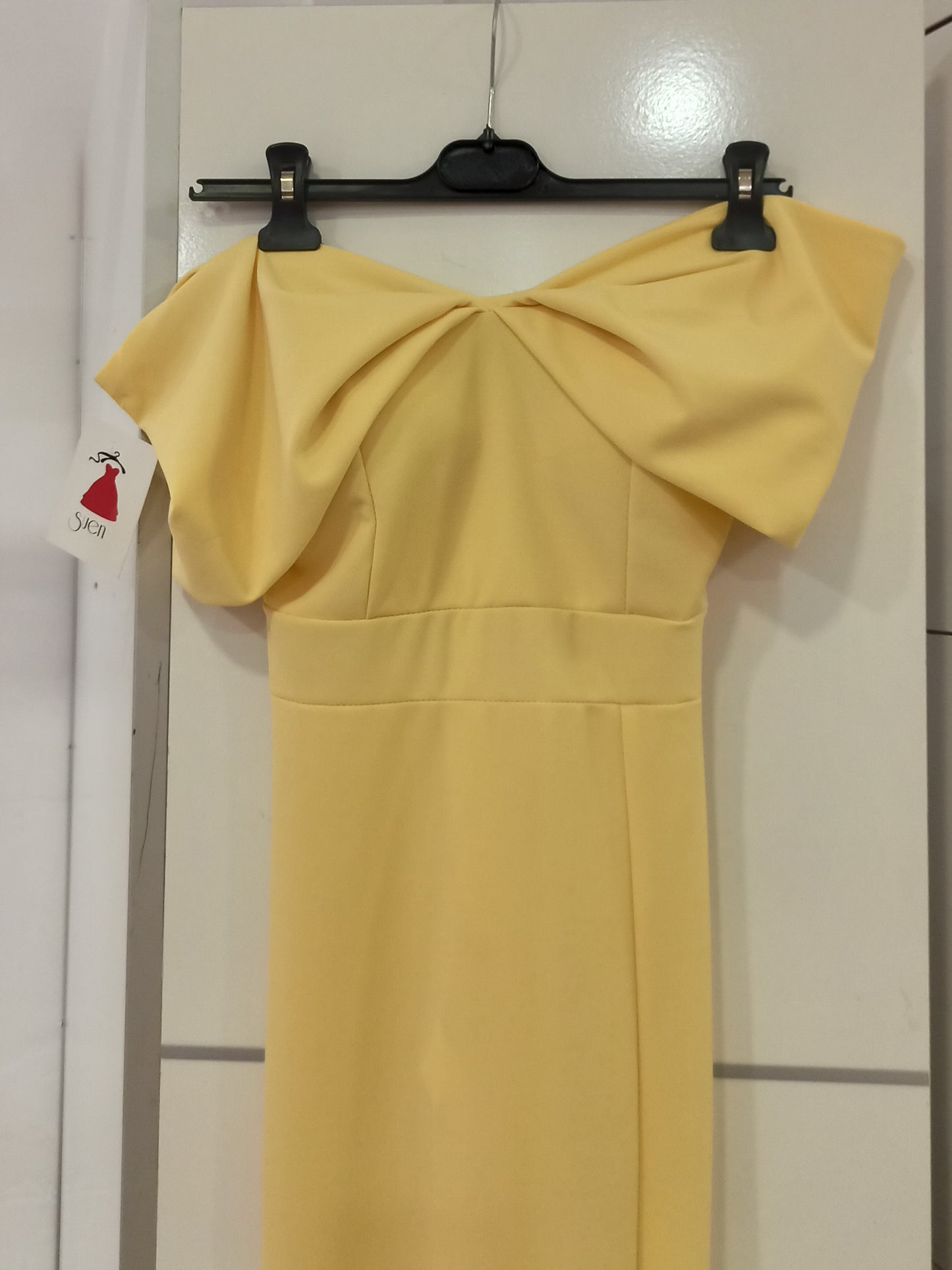 Escote Vestido de Fiesta Largo Elgin con Escote Bardot Sirena amarillo-Vista en percha