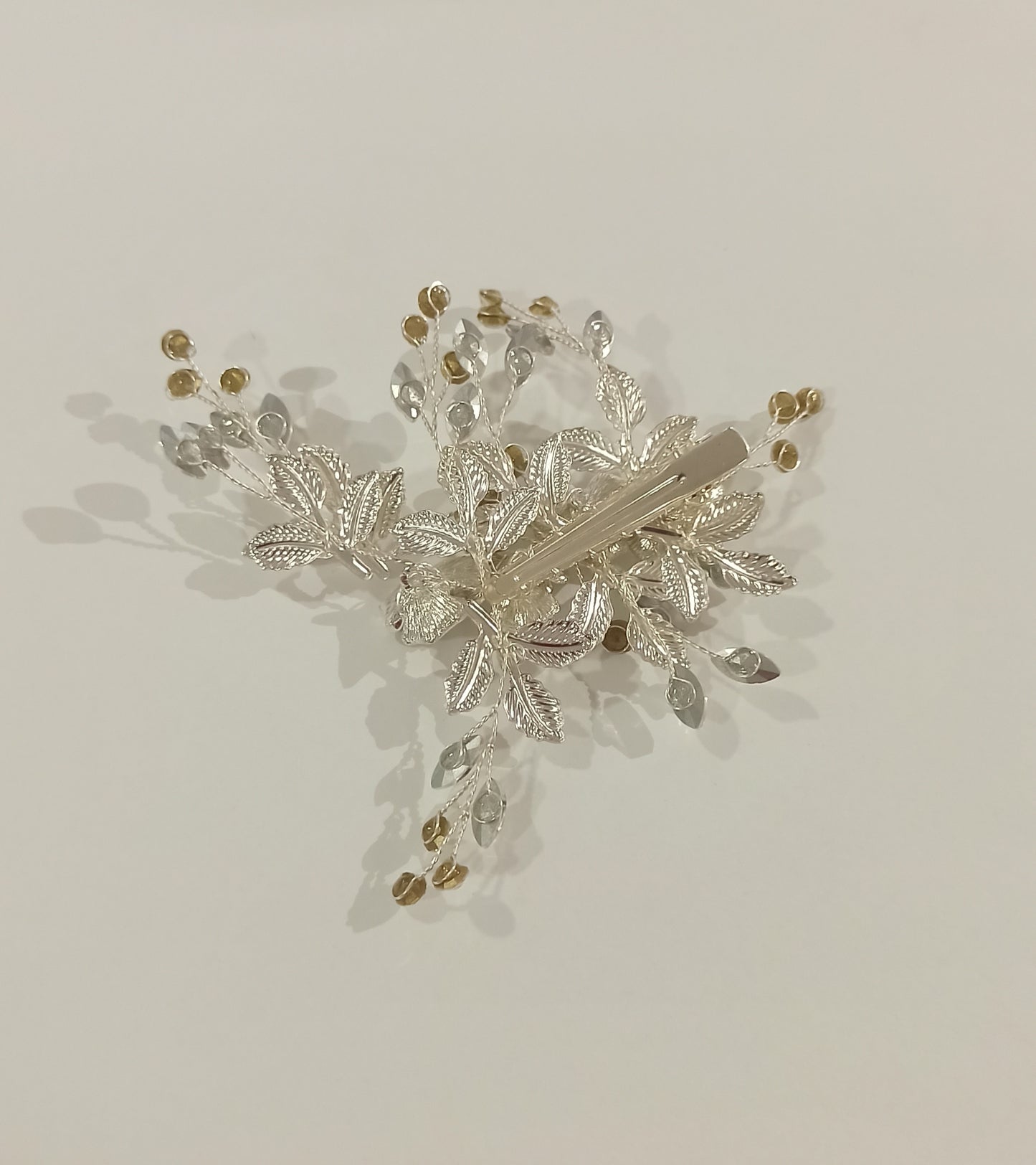 Pinza floral plateada con pedrería