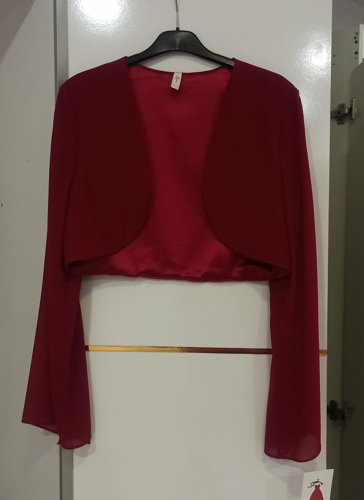 Torera de gasa rojo ciruela con manga campana