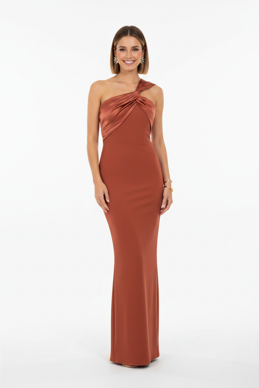 vestido de fiesta largo escote asimétrico y corte ajustado terracota