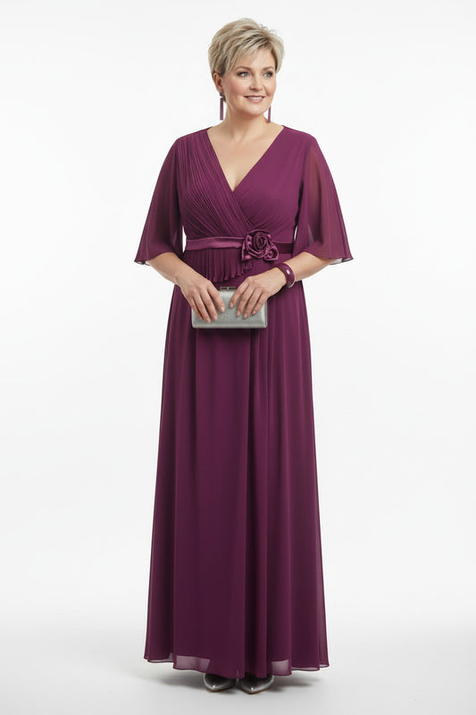 vestido de fiesta largo elegante en talla grande con plisados y detalle de flor magenta