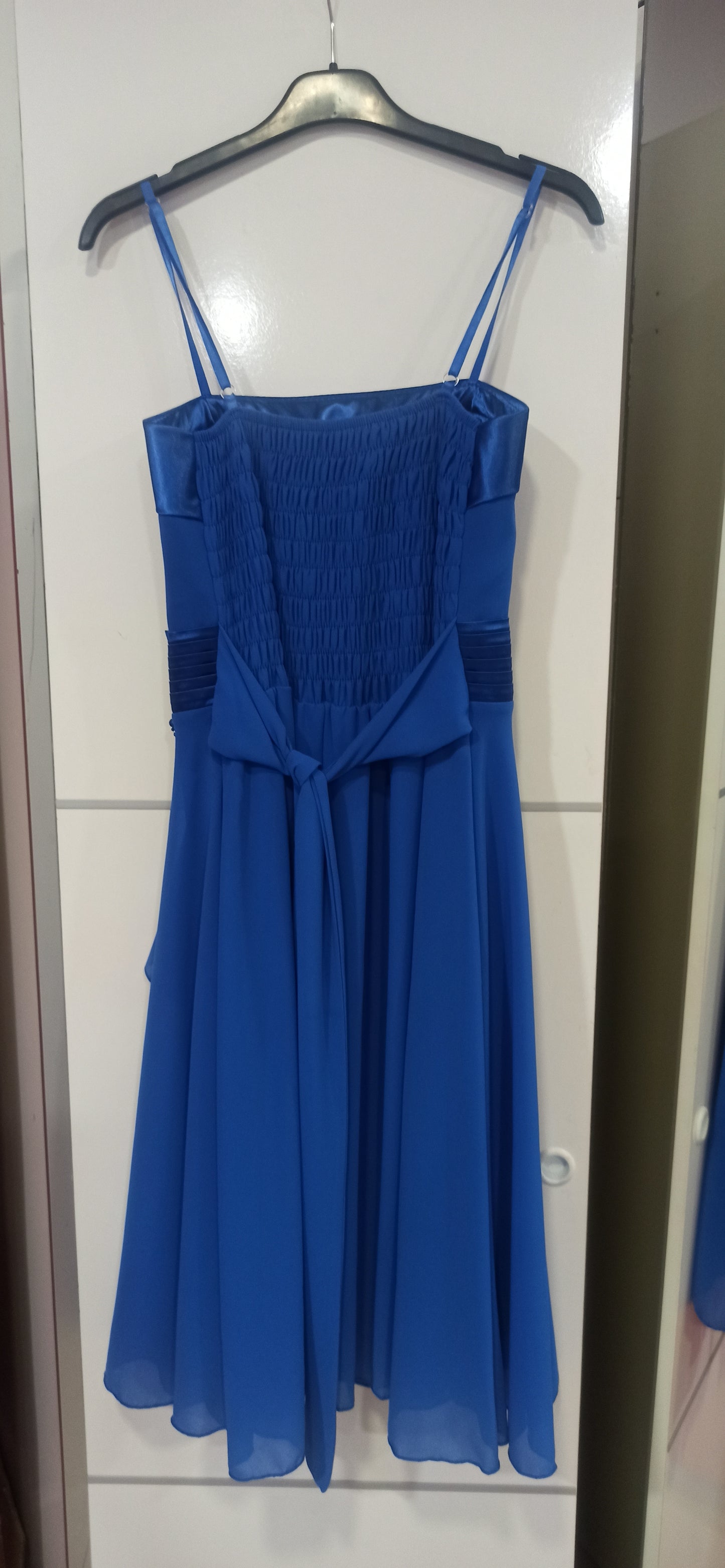 espalda vestido invitada boda corto azul con flor en la cintura
