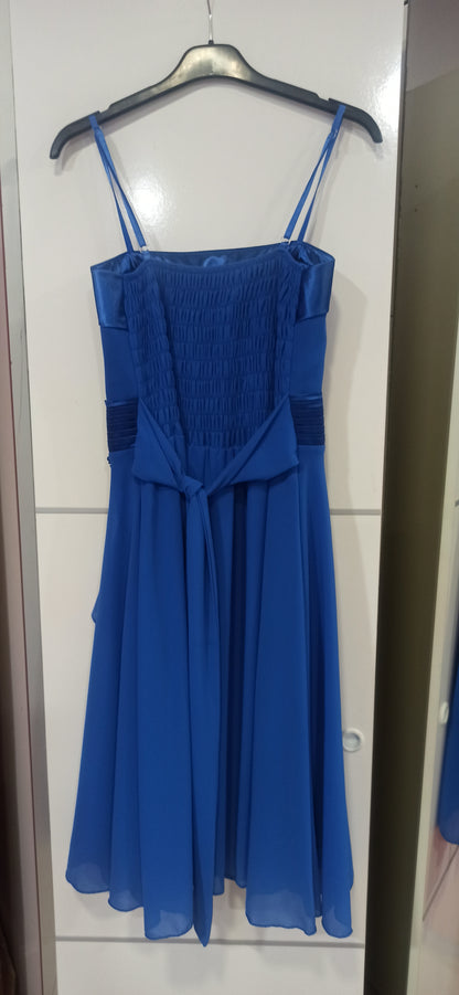 espalda vestido invitada boda corto azul con flor en la cintura