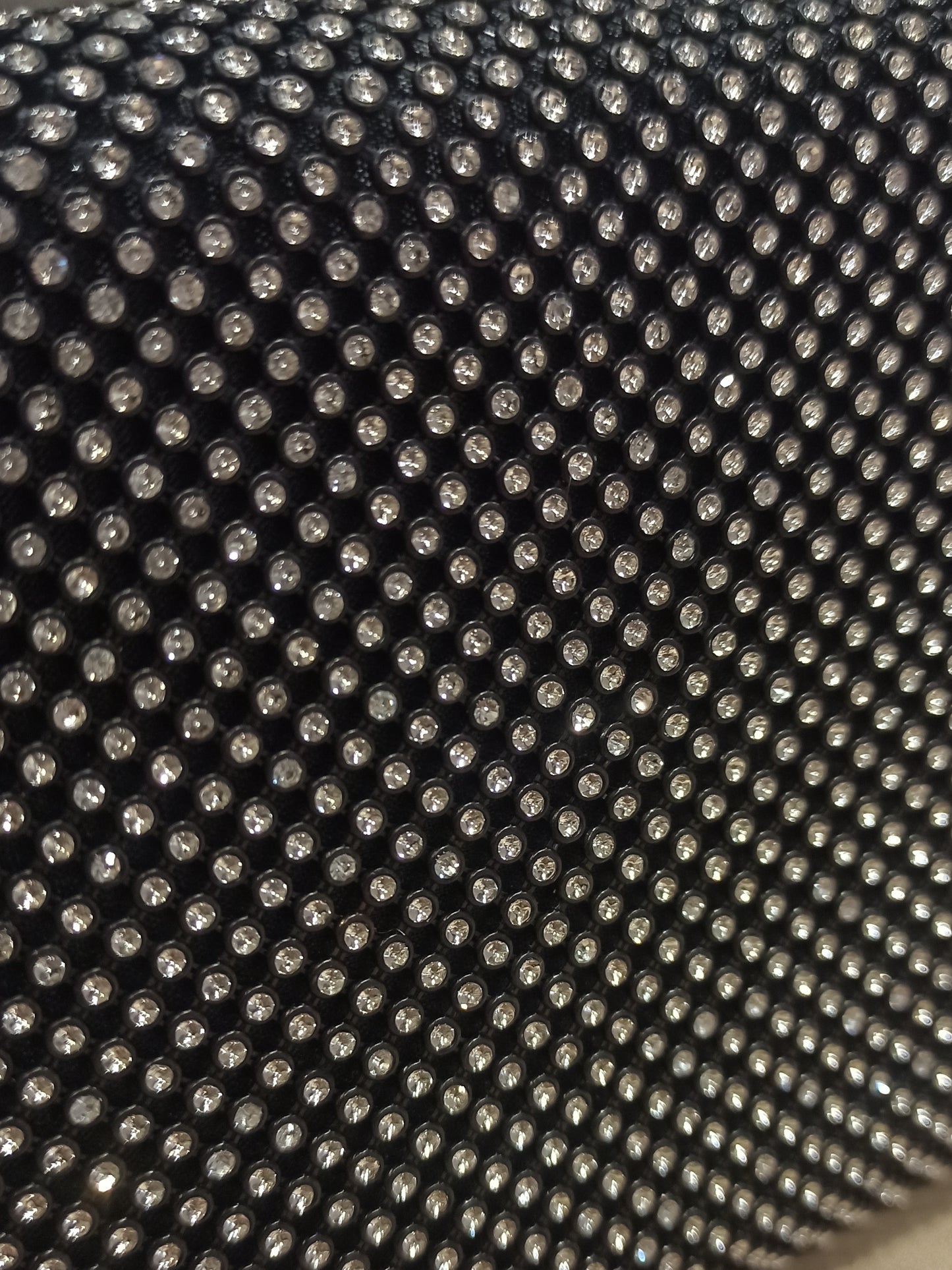 Detalle brillos incrustados clutch negro
