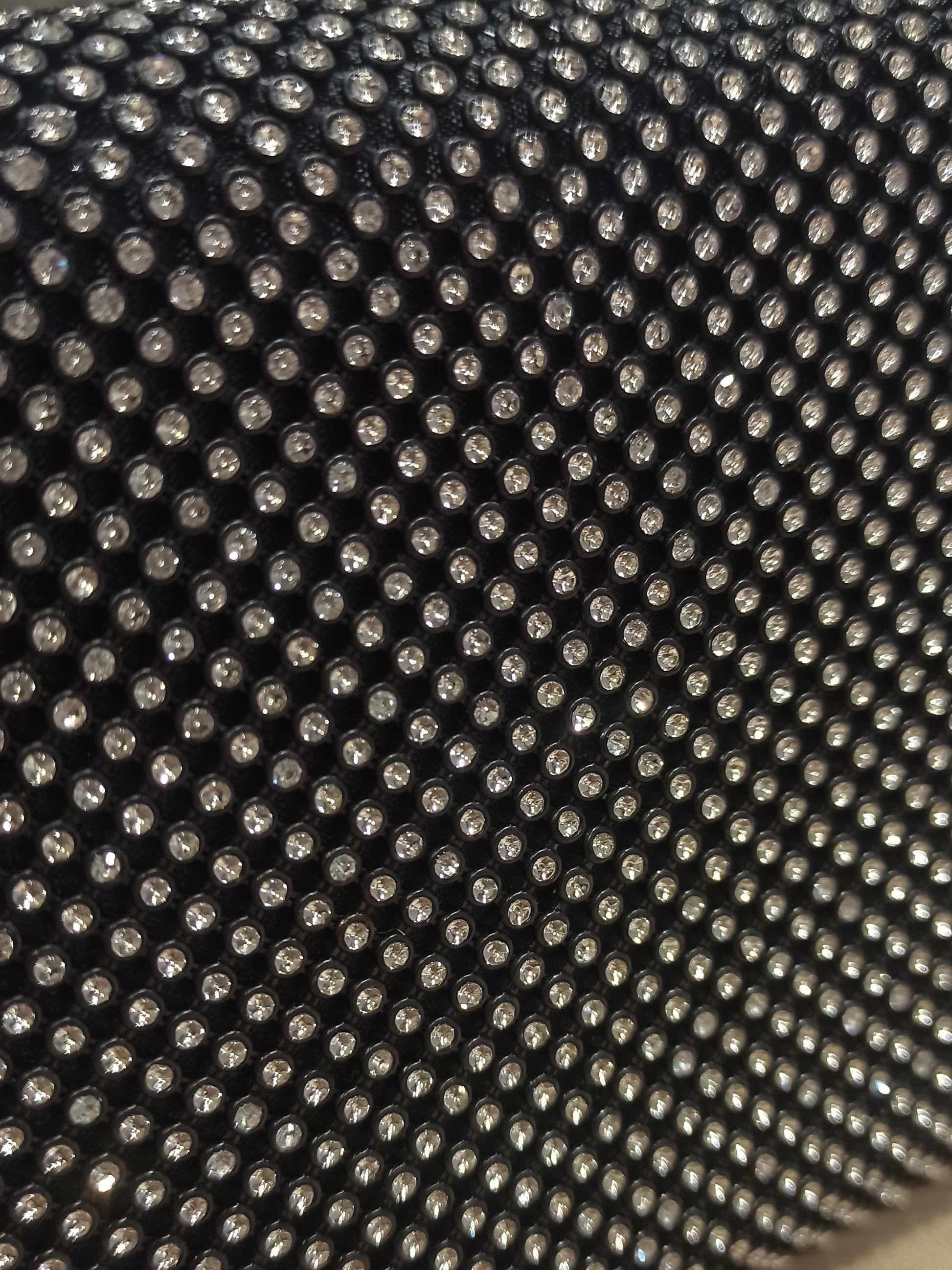 Detalle brillos incrustados clutch negro