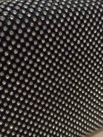 Detalle brillos incrustados clutch negro