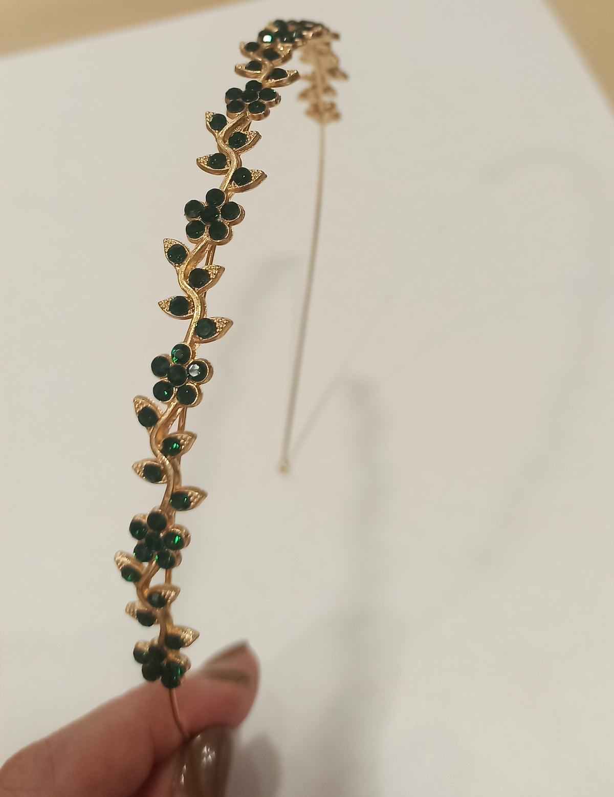 Diadema dorada con flores de cristales verde esmeralda