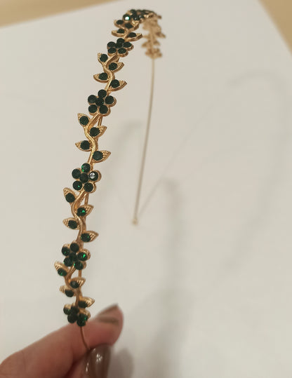 Diadema dorada con flores de cristales verde esmeralda