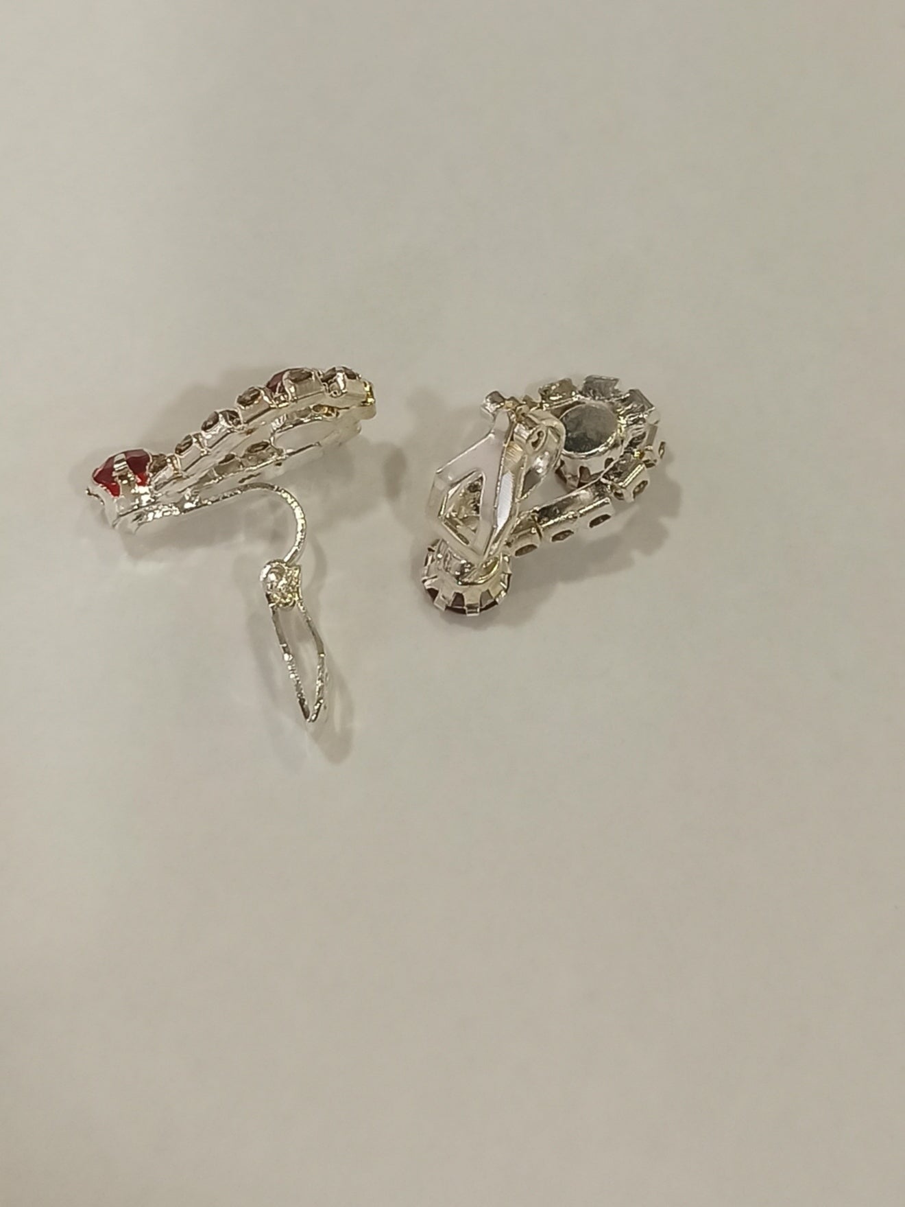 Pendientes de clip rojos con strass - vista trasera