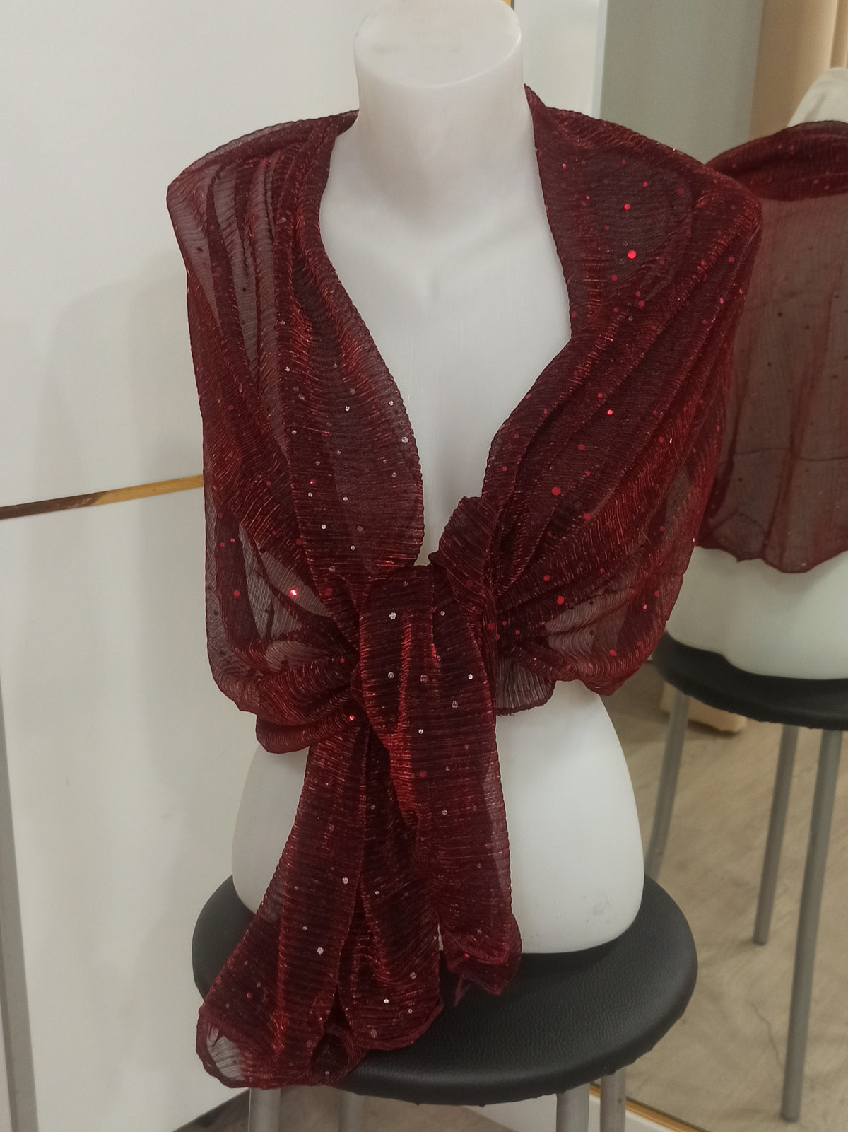 Chal granate con brillos en maniquí