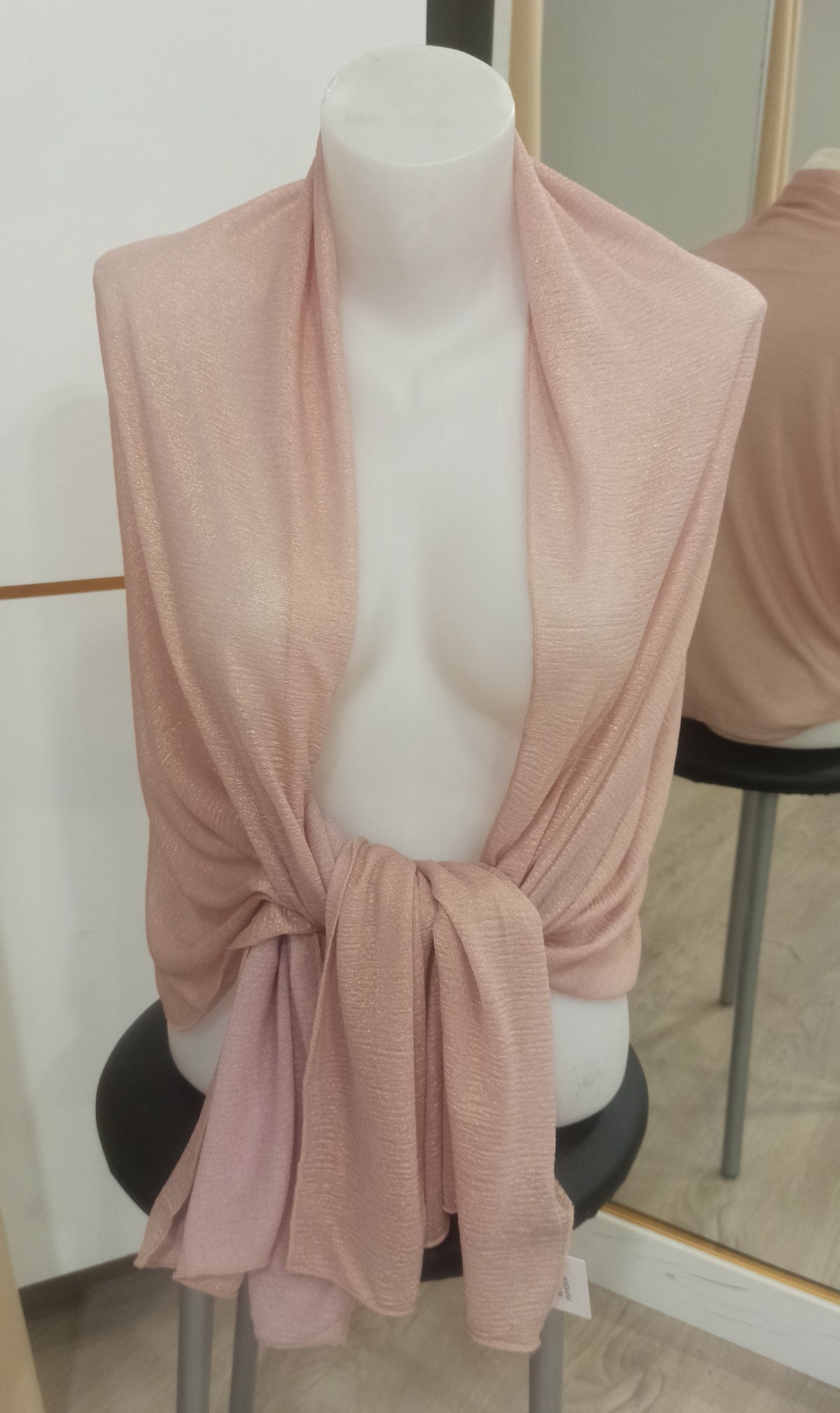 Chal de fiesta rosa nude en maniquí