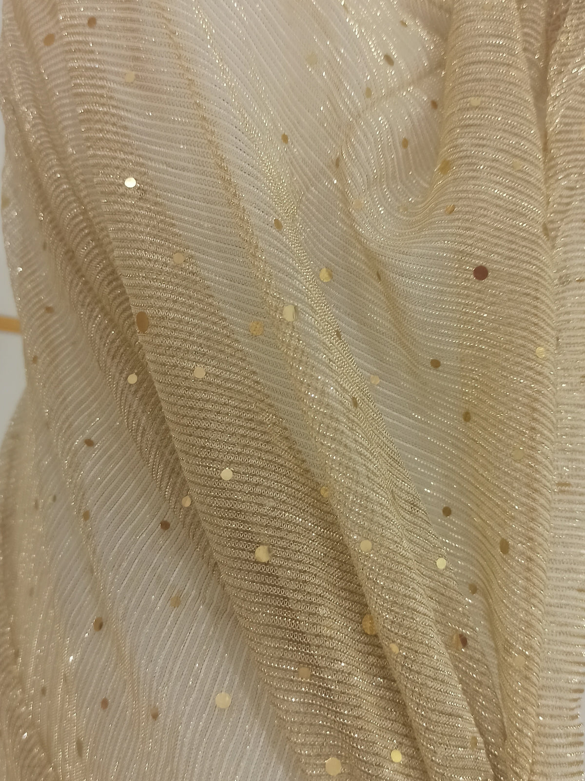 Chal de fiesta dorado plisado con lentejuelas en maniquí
