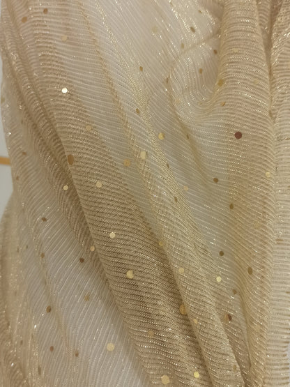 Chal de fiesta dorado plisado con lentejuelas en maniquí