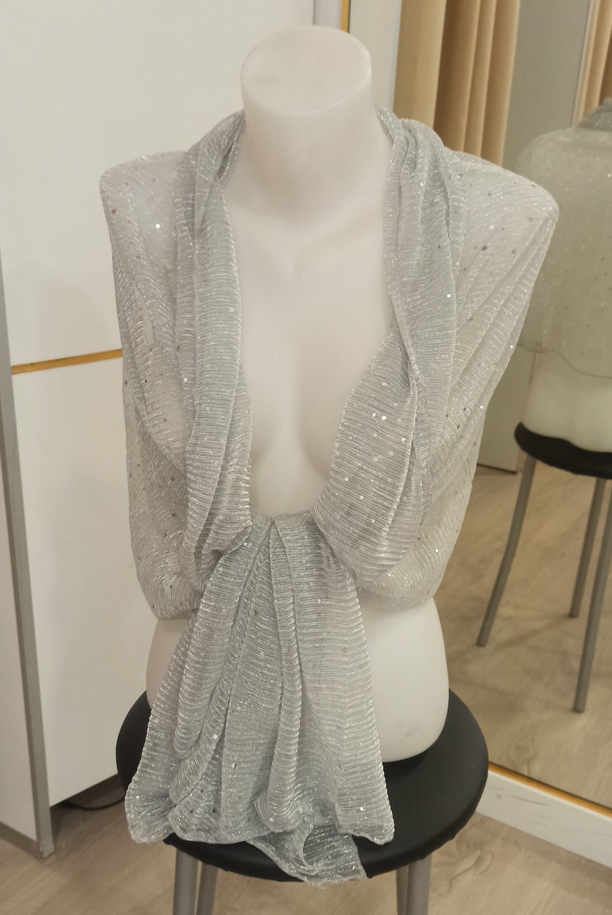 Chal de fiesta plateado en maniquí