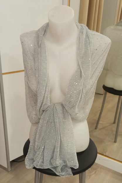 Chal de fiesta plateado en maniquí