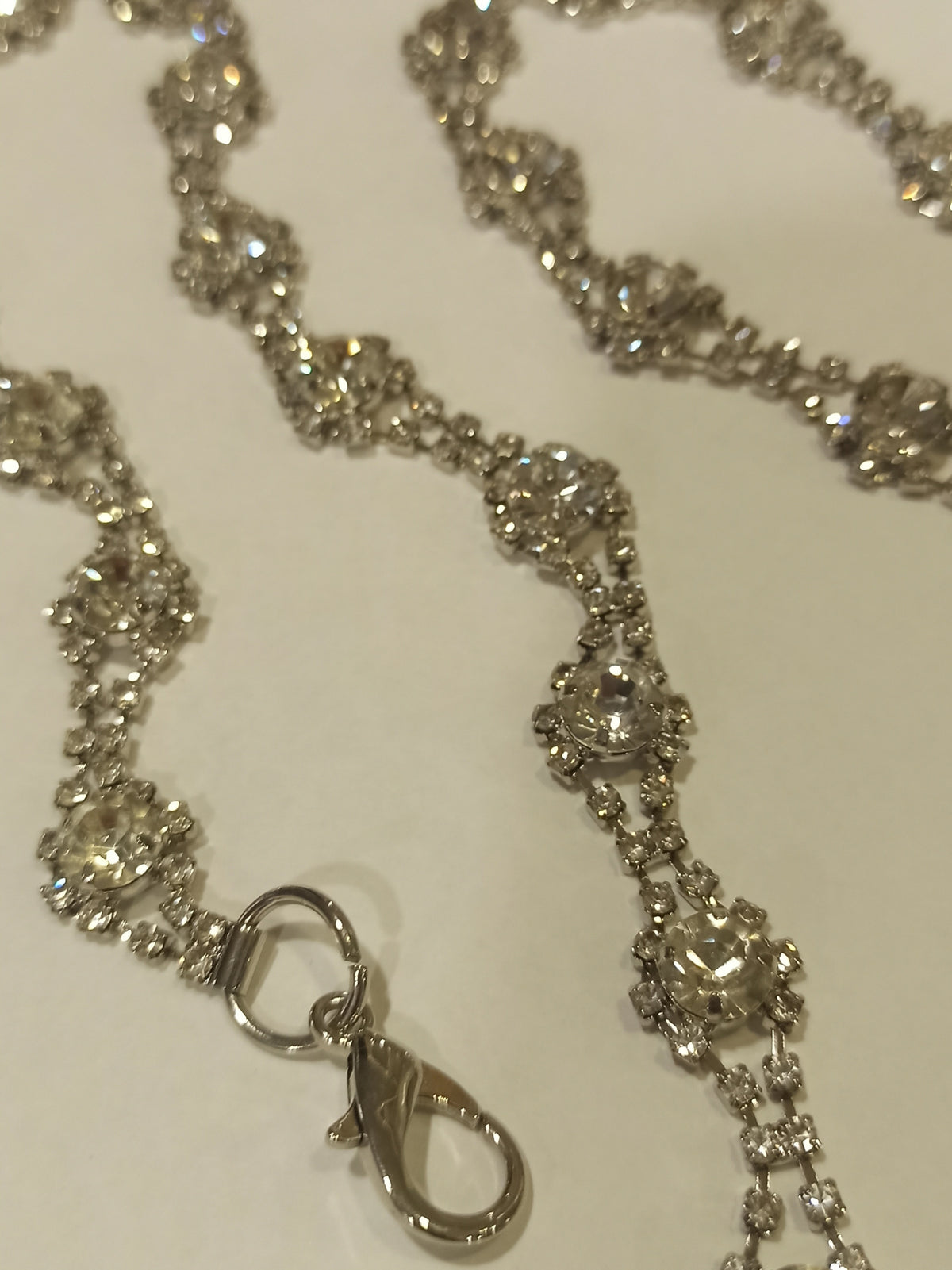Cinturón de cadena plata con flores de pedrería - detalle
