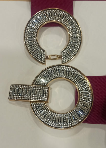 Detalle cierre brillos cinturón magenta