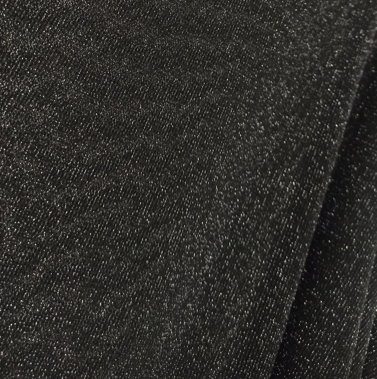 Detalle del tejido negro semitransparente con brillo fino