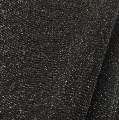 Detalle del tejido negro semitransparente con brillo fino