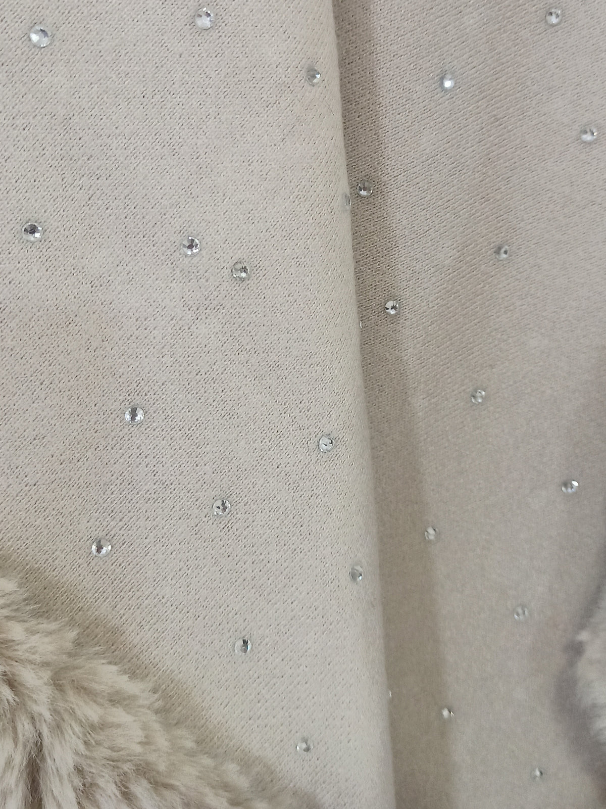 Capa beige con ribete de pelo y brillitos tela