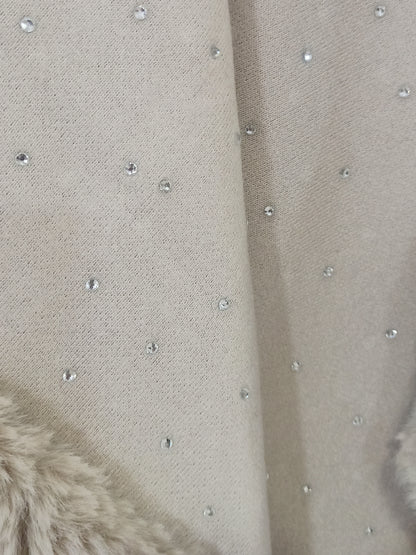 Capa beige con ribete de pelo y brillitos tela