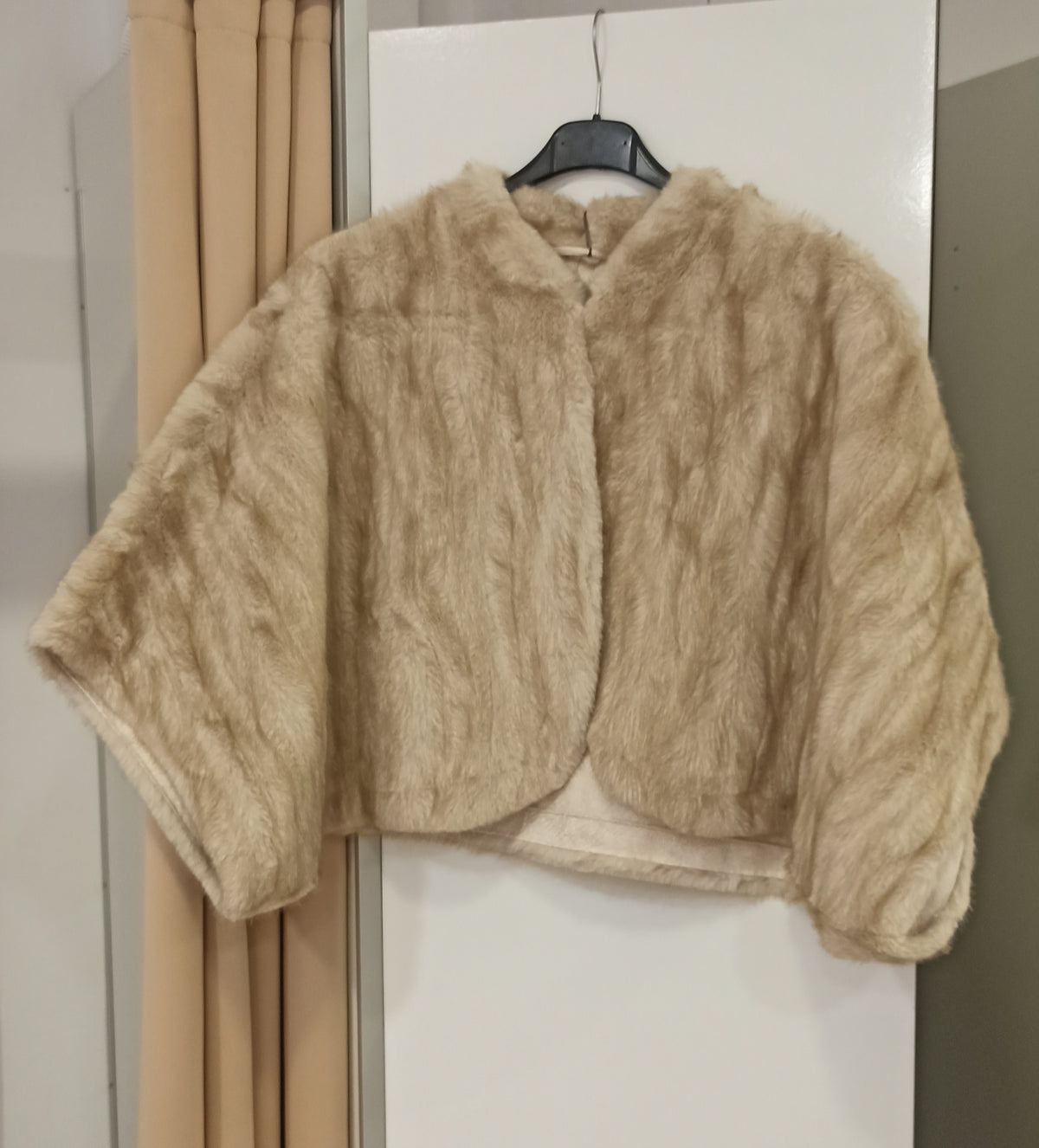 Chaqueta corta de pelo sintético beige para invitada y fiesta