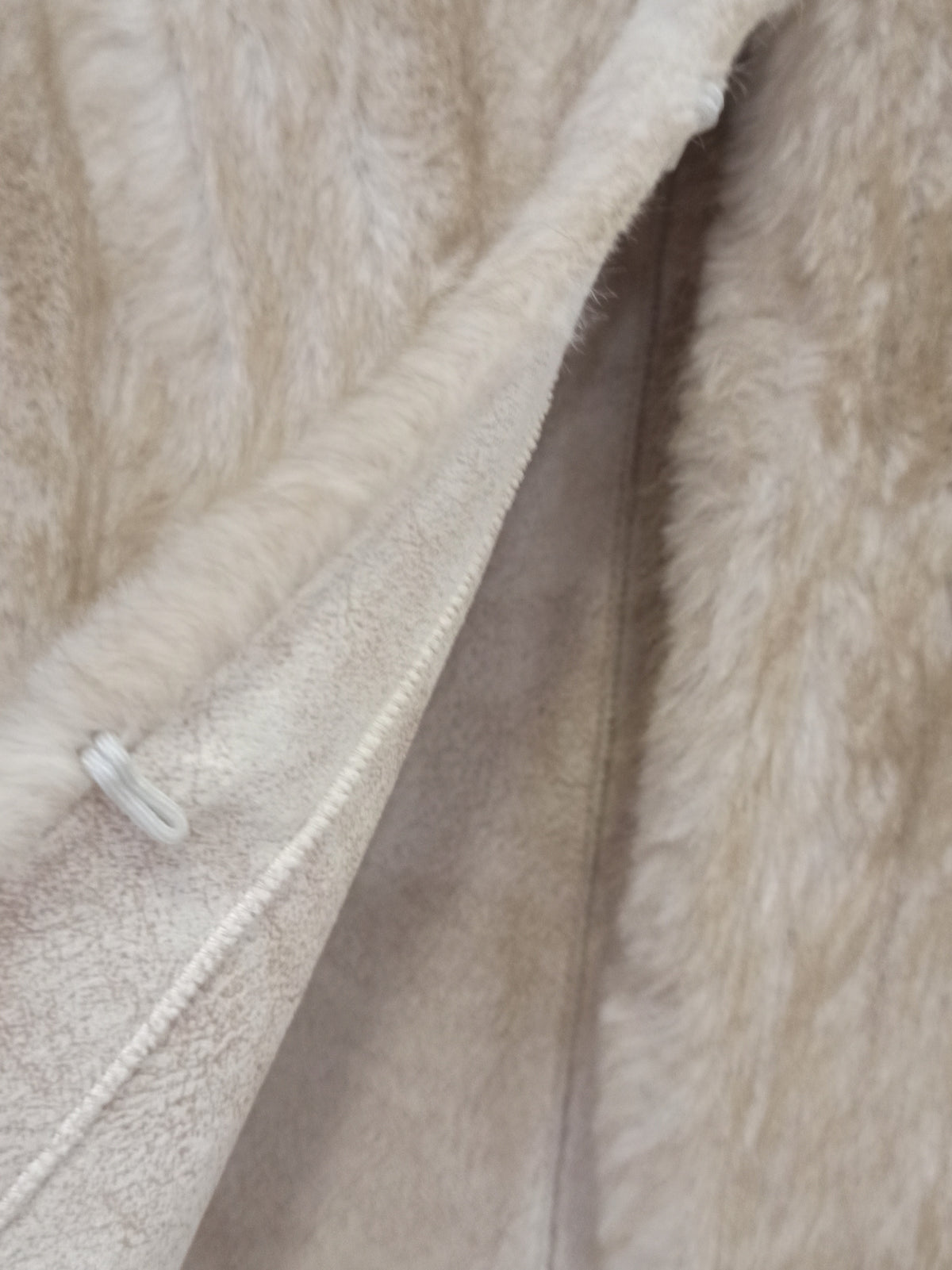 Chaqueta corta de pelo sintético beige para invitada y fiesta