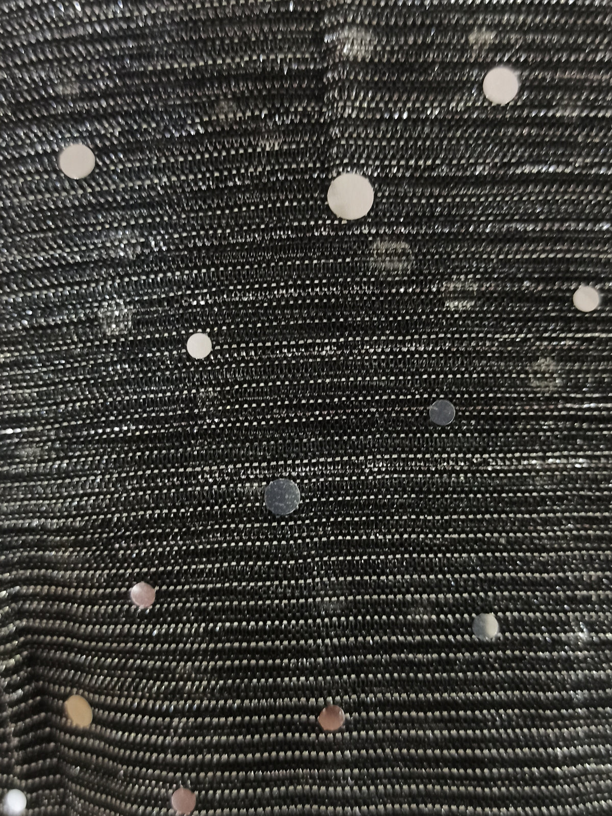 Chal gris antracita brillante sobre maniquí
