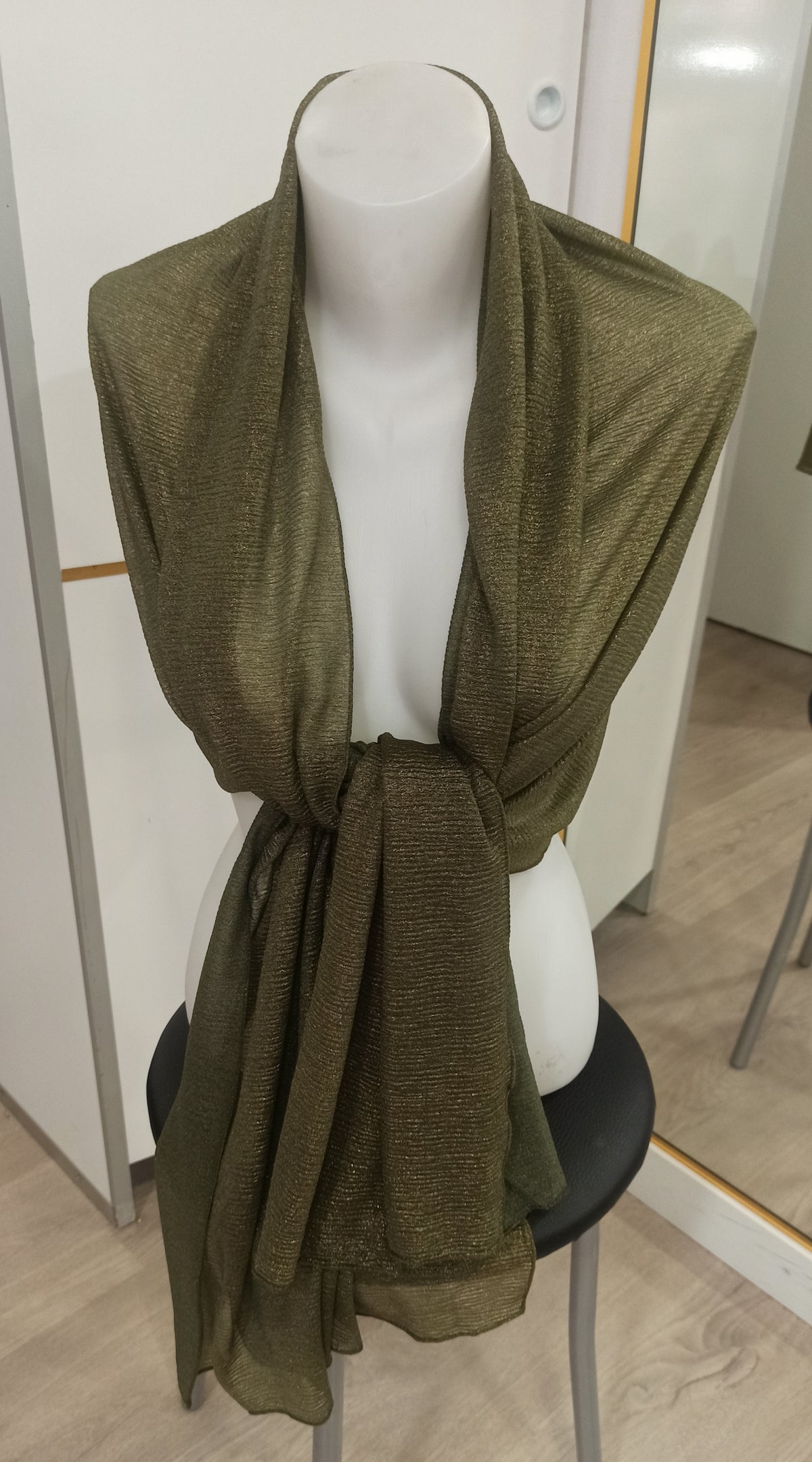 Chal reversible oliva anudado en maniquí