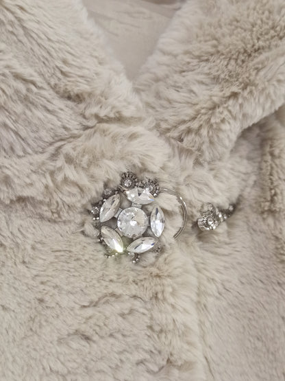 Chaqueta beige de pelo con capucha y detalles joya vista frontal
