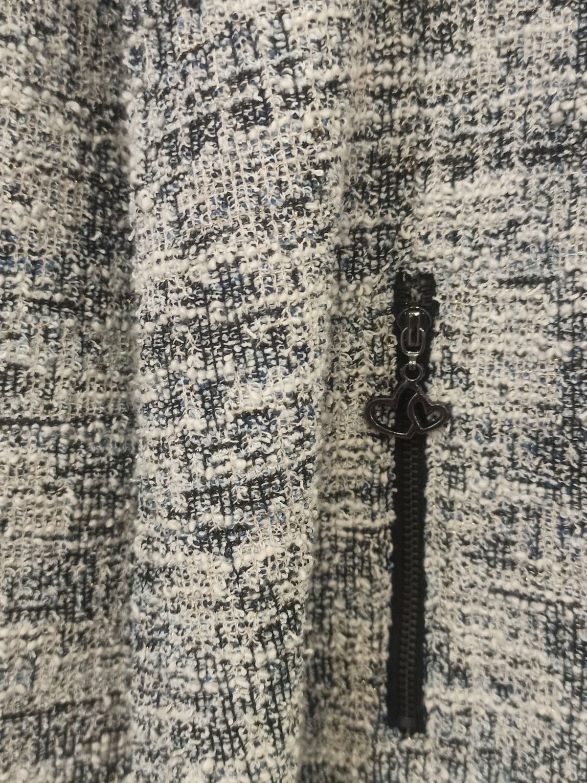 Fotografía real de la chaqueta jaspeada con cremallera