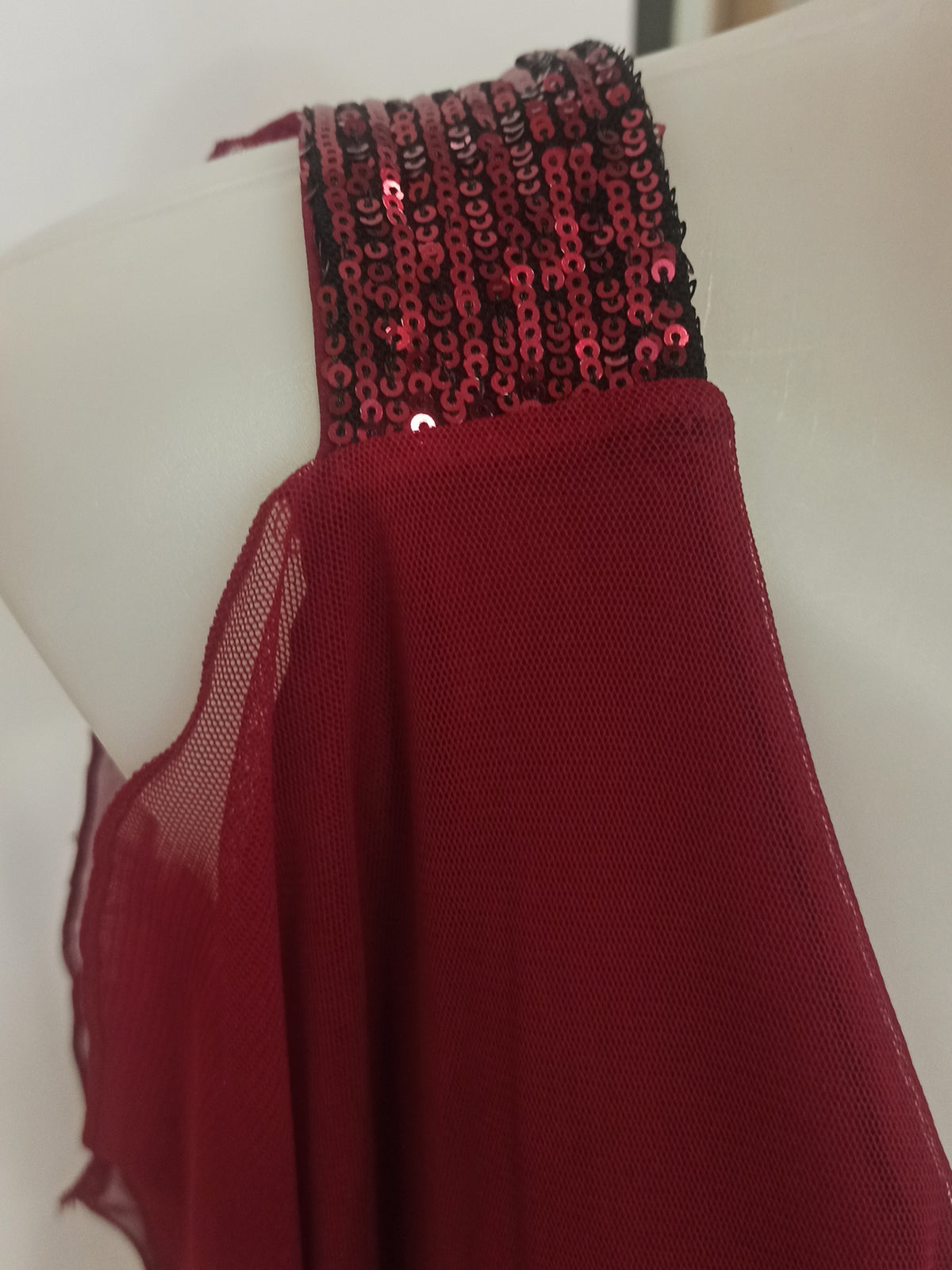 Fotografía real de blusa burdeos con hombros descubiertos