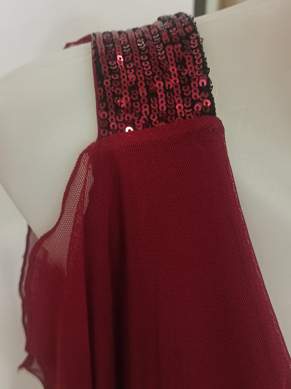 Fotografía real de blusa burdeos con hombros descubiertos