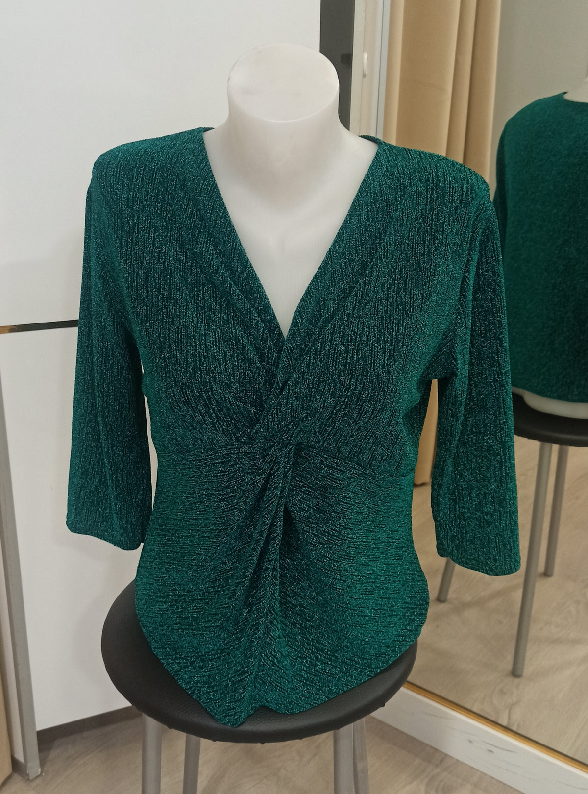 Fotografía real de la blusa verde con escote en V y drapeado