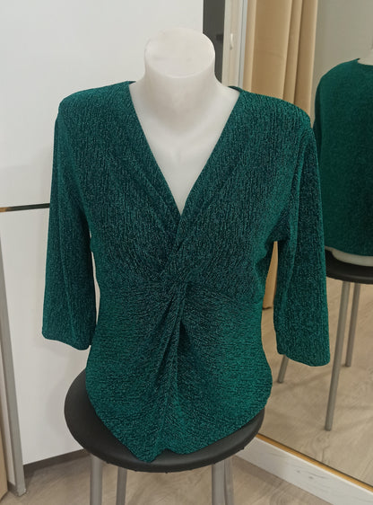 Fotografía real de la blusa verde con escote en V y drapeado